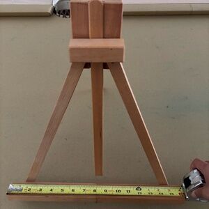 Wooden adjustable canvas stand